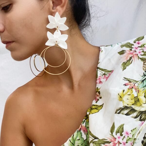 Bloom Baby white earrings